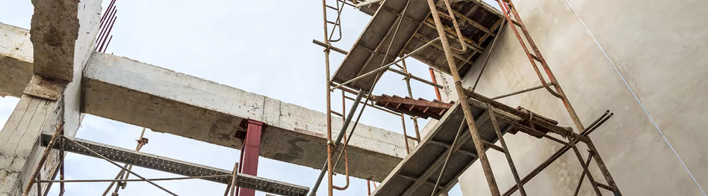 Échafaudage installé près d’un bâtiment 