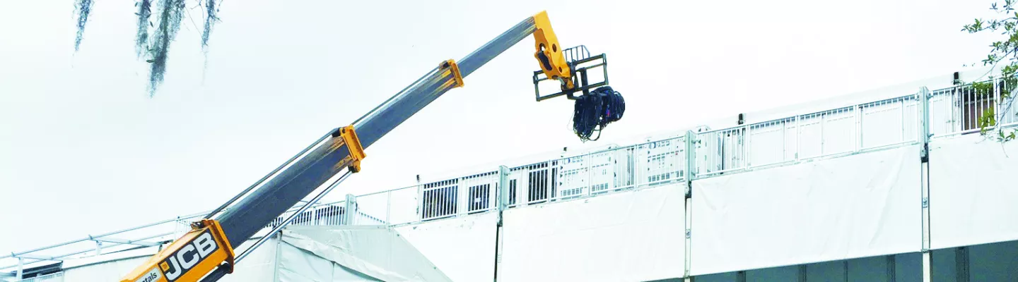 grue à l’extérieur d’une usine