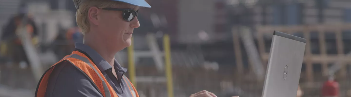 Travailleur avec un ordinateur portable sur un chantier