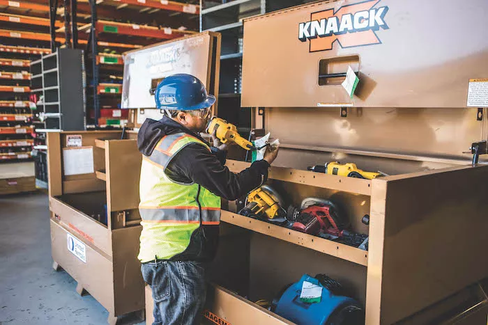 travailleur devant une boîte à outils