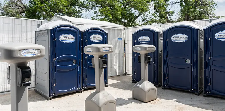 Toilettes portatives et postes de lavage des mains installés lors d’un événement