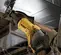 Scie alternative DEWALT jaune et noire, électrique