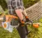 Débroussailleuse STIHL orange, noire, blanche et argent, essence