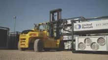 chariot élévateur sur un chantier
