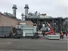 équipement de construction et groupes électrogènes à l’extérieur d’une centrale électrique