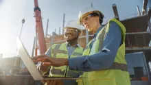Deux travailleurs sur un chantier
