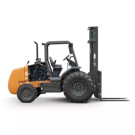 Vue latérale d’un chariot élévateur à fourche tout-terrain orange avec pneus noirs, mât de levage droit et fourches noires déployées.