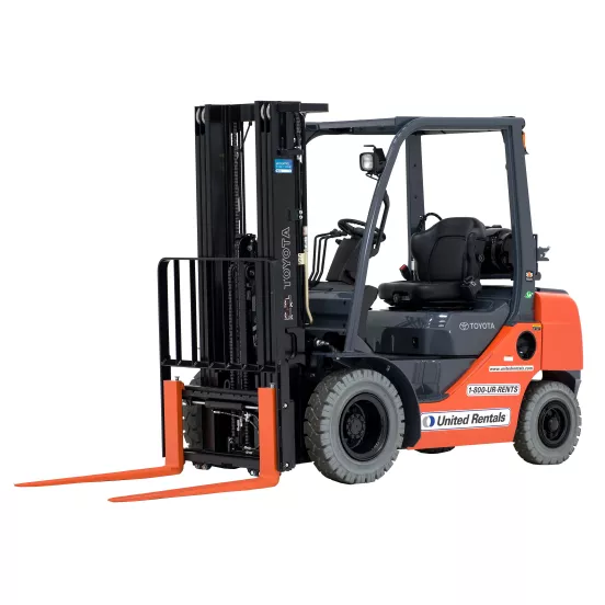 Vue avant en angle d’un chariot élévateur d’entrepôt Toyota orange et noir avec mât noir, fourches orange et cabine ouverte.