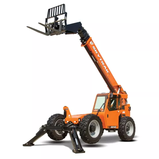 Vue avant en angle d’un chariot élévateur à portée variable SkyTrak orange avec pneus noirs, flèche déployée, stabilisateurs et fourches.