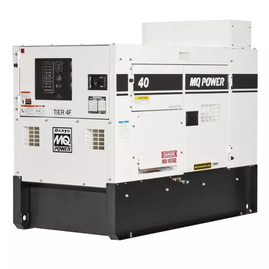 Génératrice remorquable de 30 à 35 kW MULTIQUIP blanche et noire, diesel de niveau 4