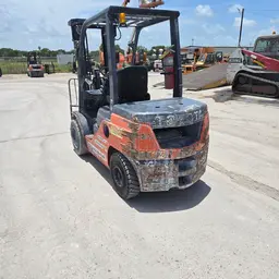 Chariot élévateur d’entrepôt Toyota 8FDU30 2020