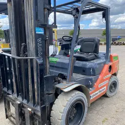 Chariot élévateur d’entrepôt Toyota 8FDU30 2019